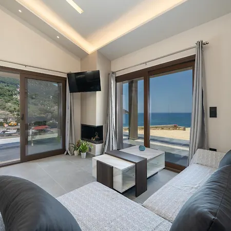 Villa Beachfront Fteri *