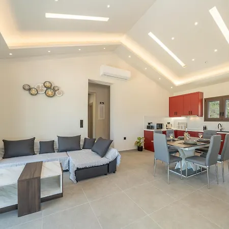 Beachfront Fteri Vila