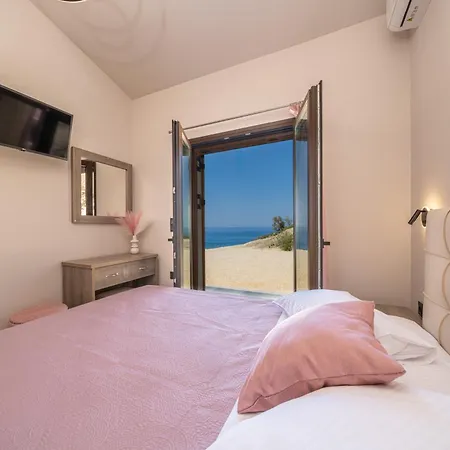 ヴィラ Beachfront Fteri *