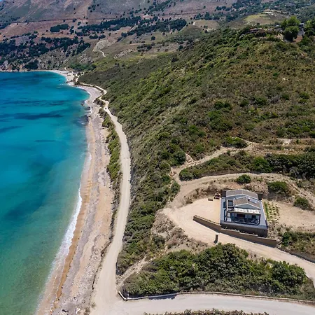 Vila Beachfront Fteri Zóla