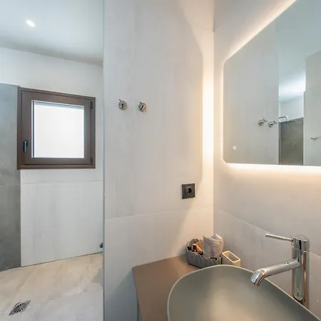 Vila Beachfront Fteri Zóla