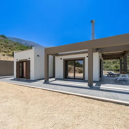 Beachfront Fteri Zóla