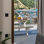 Beachfront Fteri Vila *