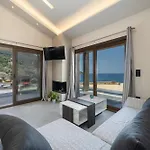 Vila Beachfront Fteri *