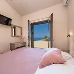 Vila Beachfront Fteri *