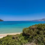 Vila Beachfront Fteri